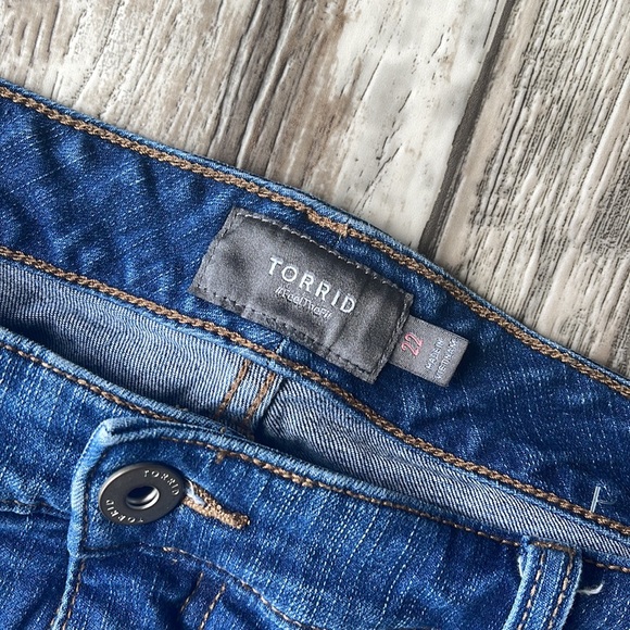 TORRID #FEEL THE FIT DENIM SHORTS, 22 - Picture 3 of 10